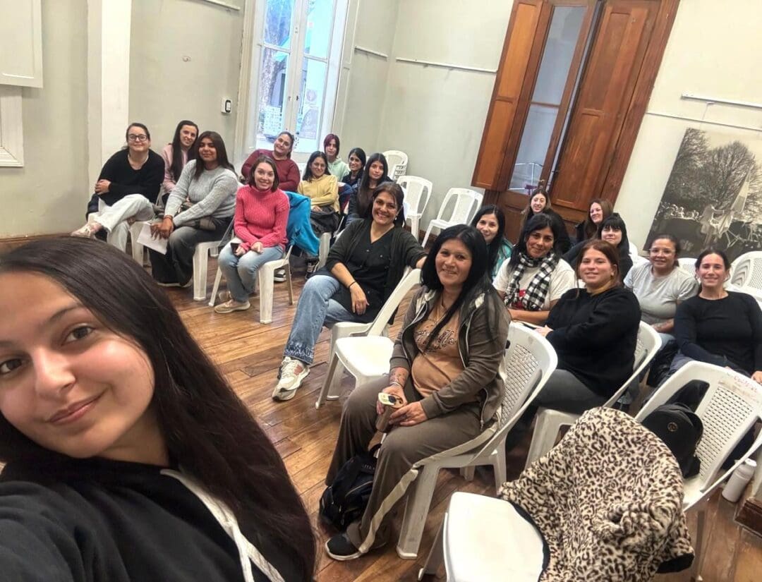 Villa Cañás: comenzó un curso gratuito de peinados para vecinas