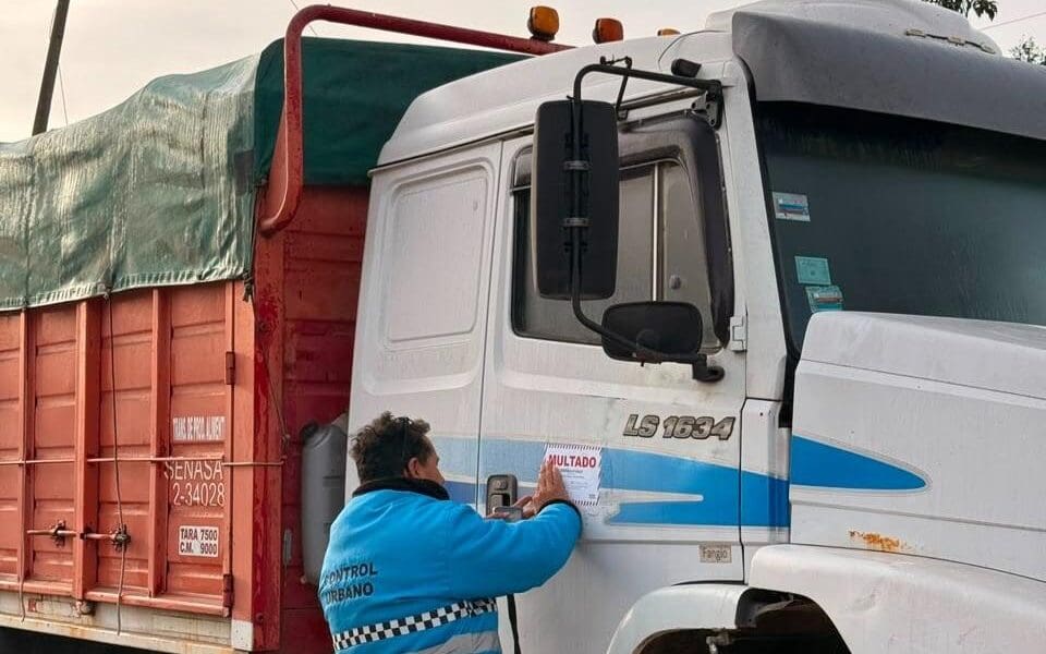 Venado Tuerto ya aplica multas a camiones mal estacionados