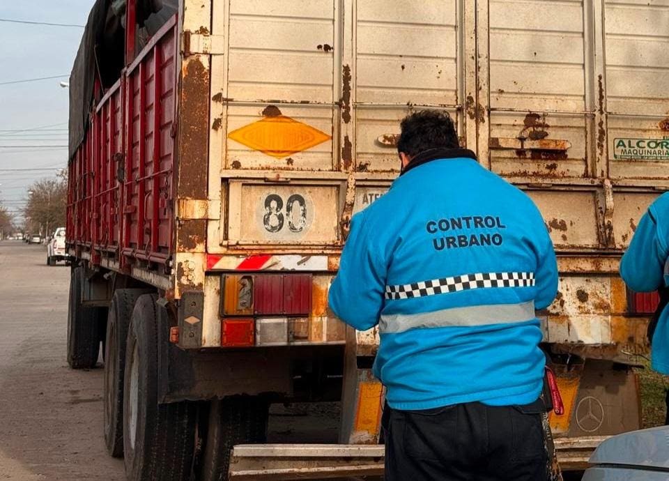Venado Tuerto ya aplica multas a camiones mal estacionados Venado Tuerto ya aplica multas a camiones mal estacionados