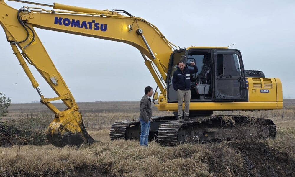 Santa Isabel limpia con productores un canal de 8 kilómetros