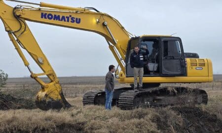 Santa Isabel limpia con productores un canal de 8 kilómetros