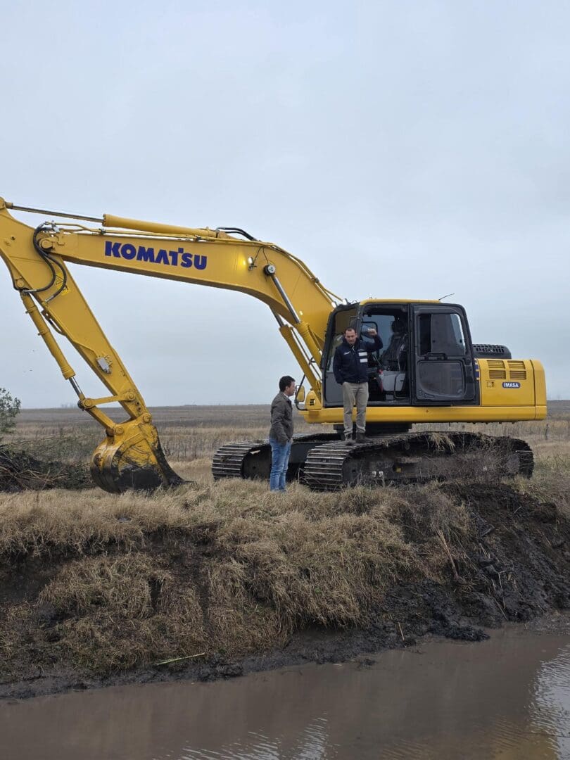 Santa Isabel limpia con productores un canal de 8 kilómetros