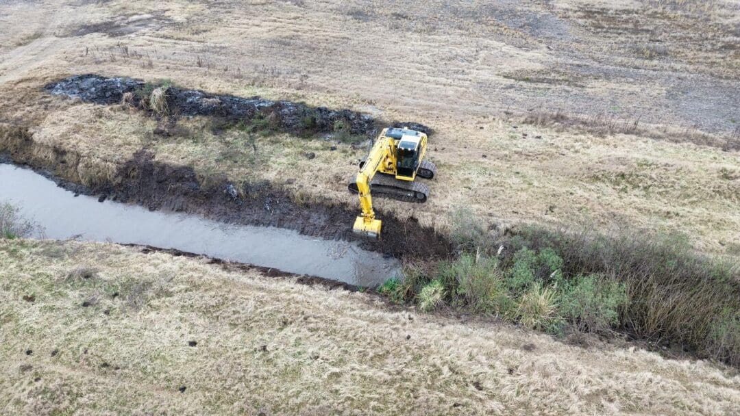 Santa Isabel limpia con productores un canal de 8 kilómetros