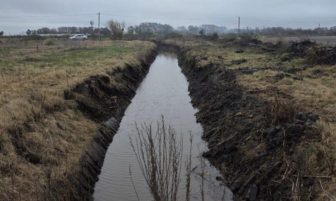 Santa Isabel limpia con productores un canal de 8 kilómetros