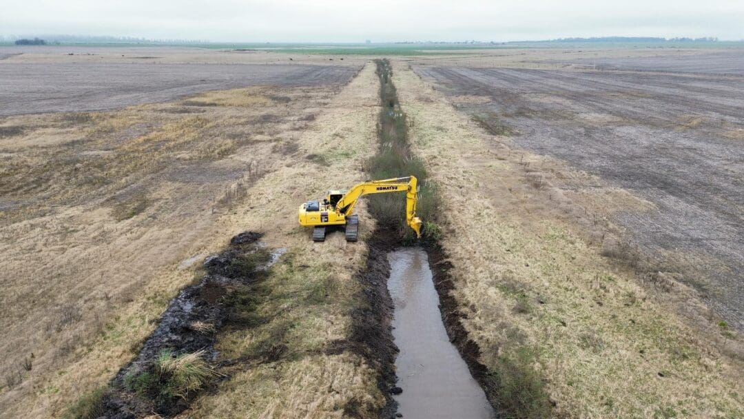 Santa Isabel limpia con productores un canal de 8 kilómetros