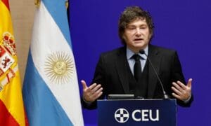 Milei modifica por DNU las causales de expulsión de extranjeros