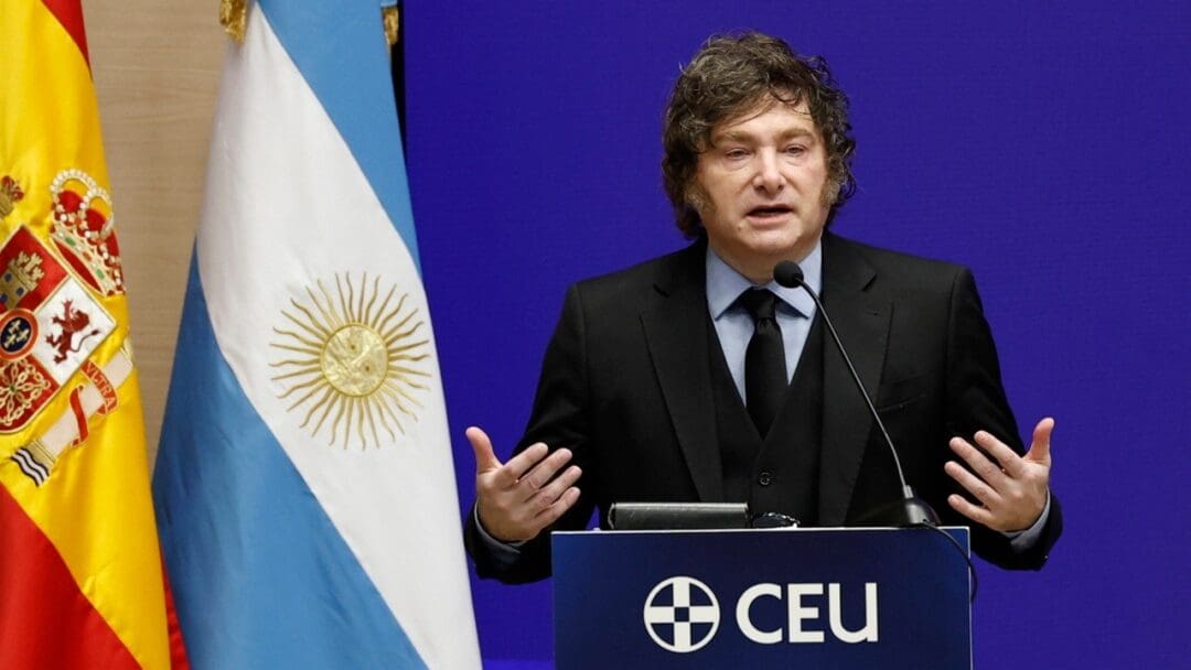 Milei modifica por DNU las causales de expulsión de extranjeros
