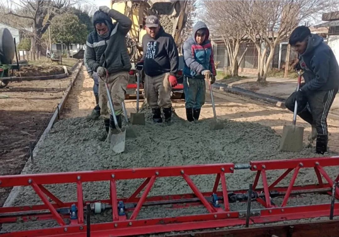 Hughes continúa el plan de pavimentación en sus barrios