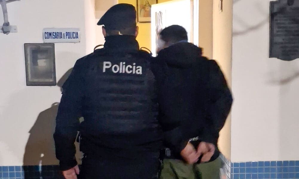 San Eduardo: Aprehendieron a un hombre por provocar daños en un colectivo
