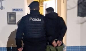 San Eduardo: Aprehendieron a un hombre por provocar daños en un colectivo